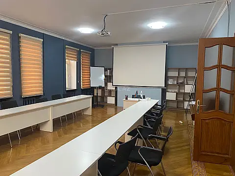 Kirayə verilir 12 otaqlı ofis 800 m²