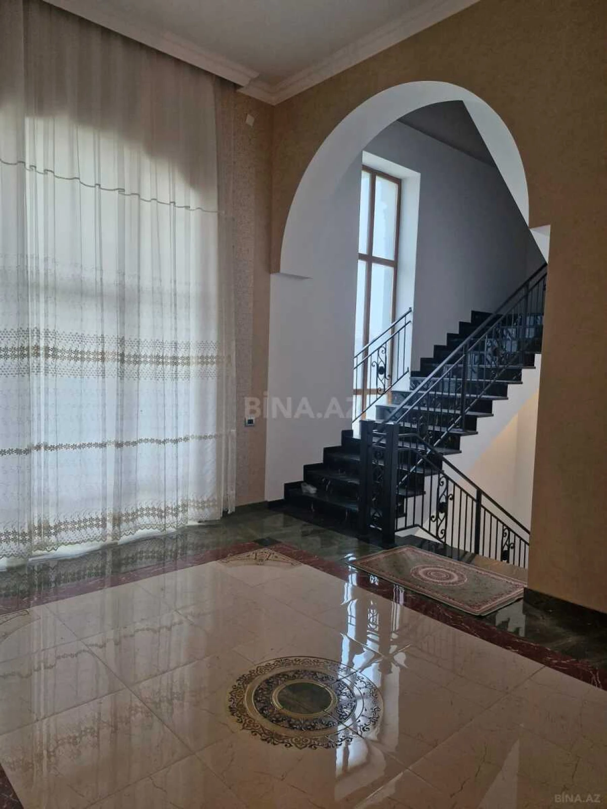 Satılır 5 otaqlı həyət evi 400 m²