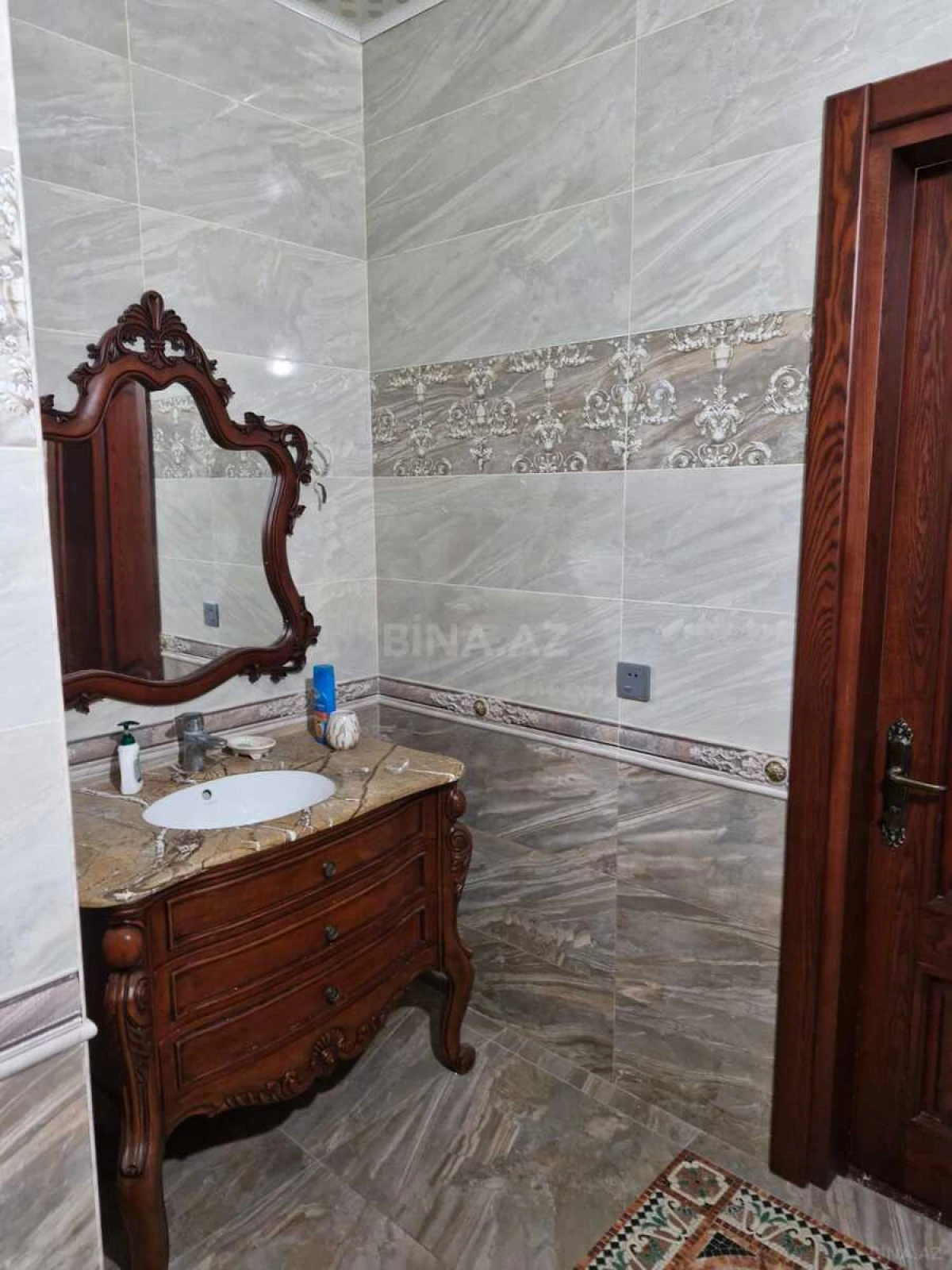 Satılır 5 otaqlı həyət evi 400 m²