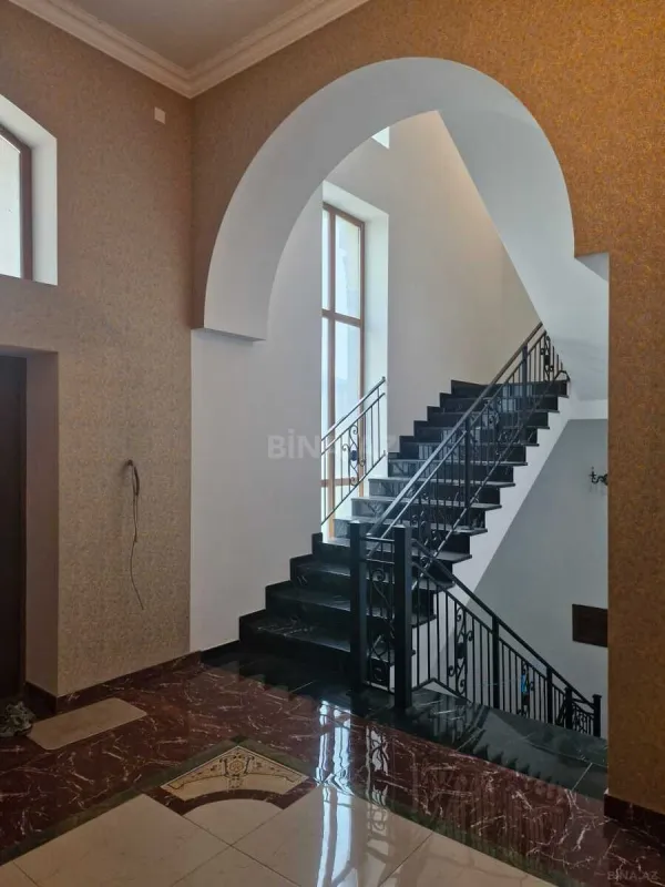 Satılır 5 otaqlı həyət evi 400 m²