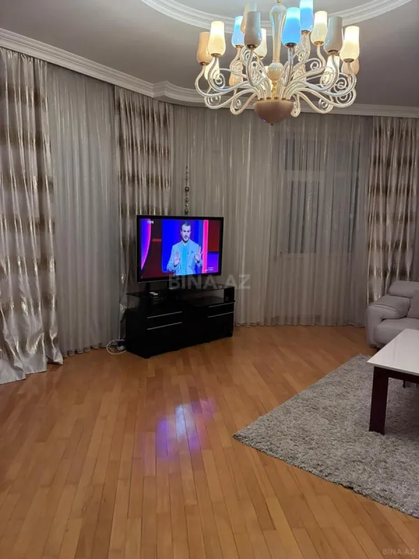 Satılır 3 otaqlı mənzil 152 m²