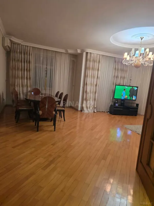 Satılır 3 otaqlı mənzil 152 m²