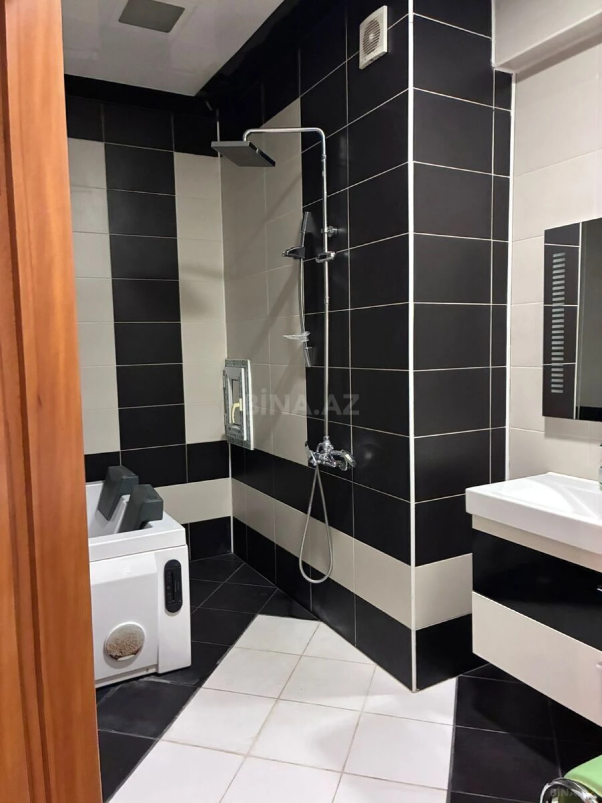 Satılır 3 otaqlı mənzil 152 m²