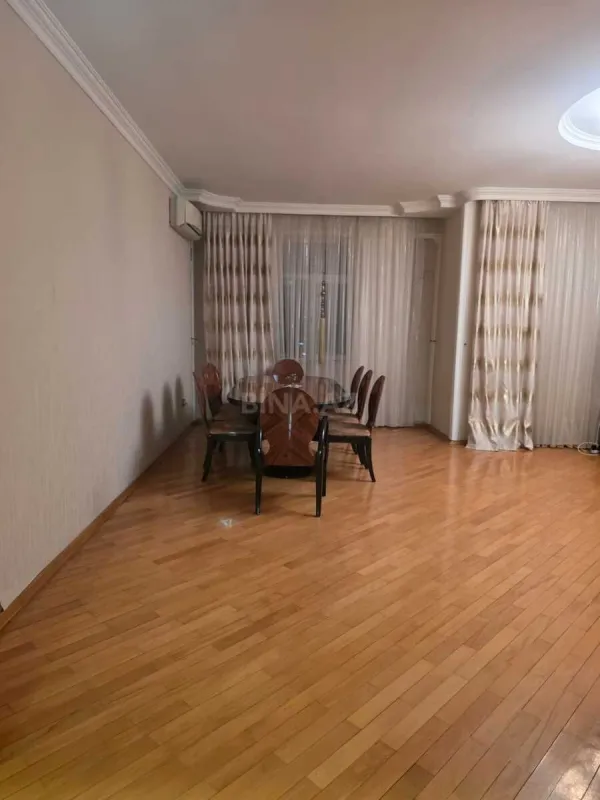 Satılır 3 otaqlı mənzil 152 m²