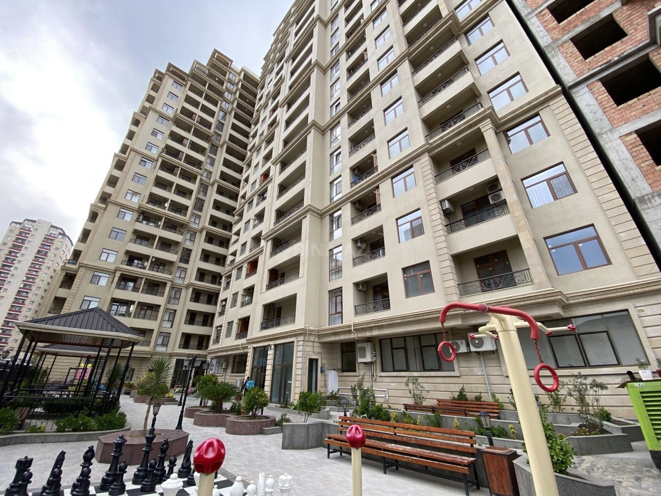 Satılır 4 otaqlı mənzil 155 m²