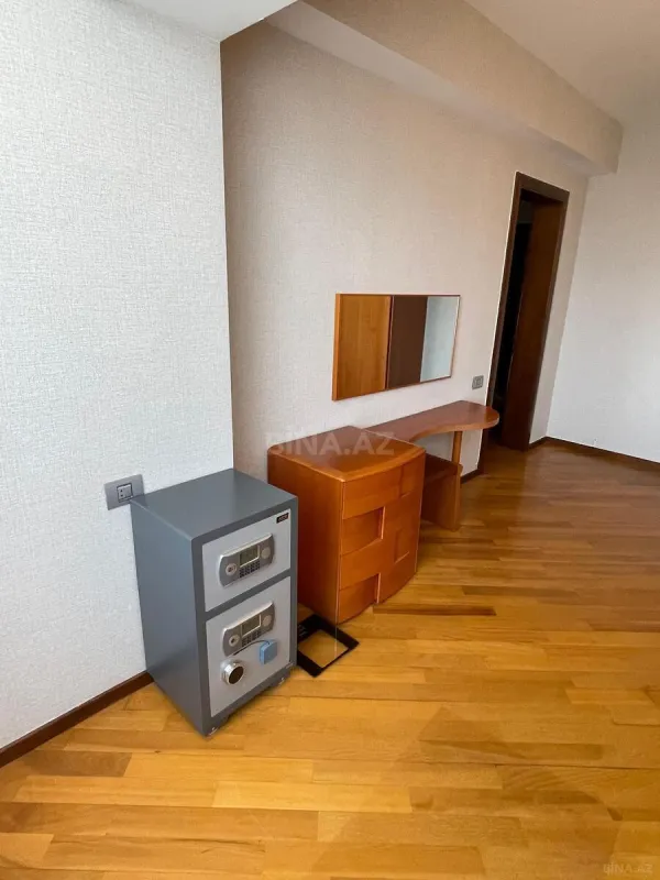 Kirayə verilir 4 otaqlı mənzil 165 m²