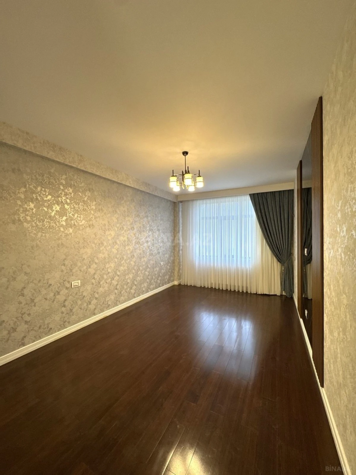 Satılır 4 otaqlı mənzil 215 m²
