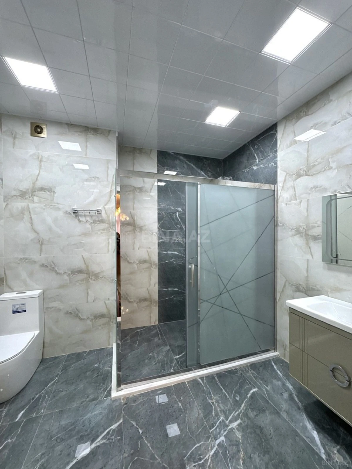 Satılır 4 otaqlı mənzil 215 m²