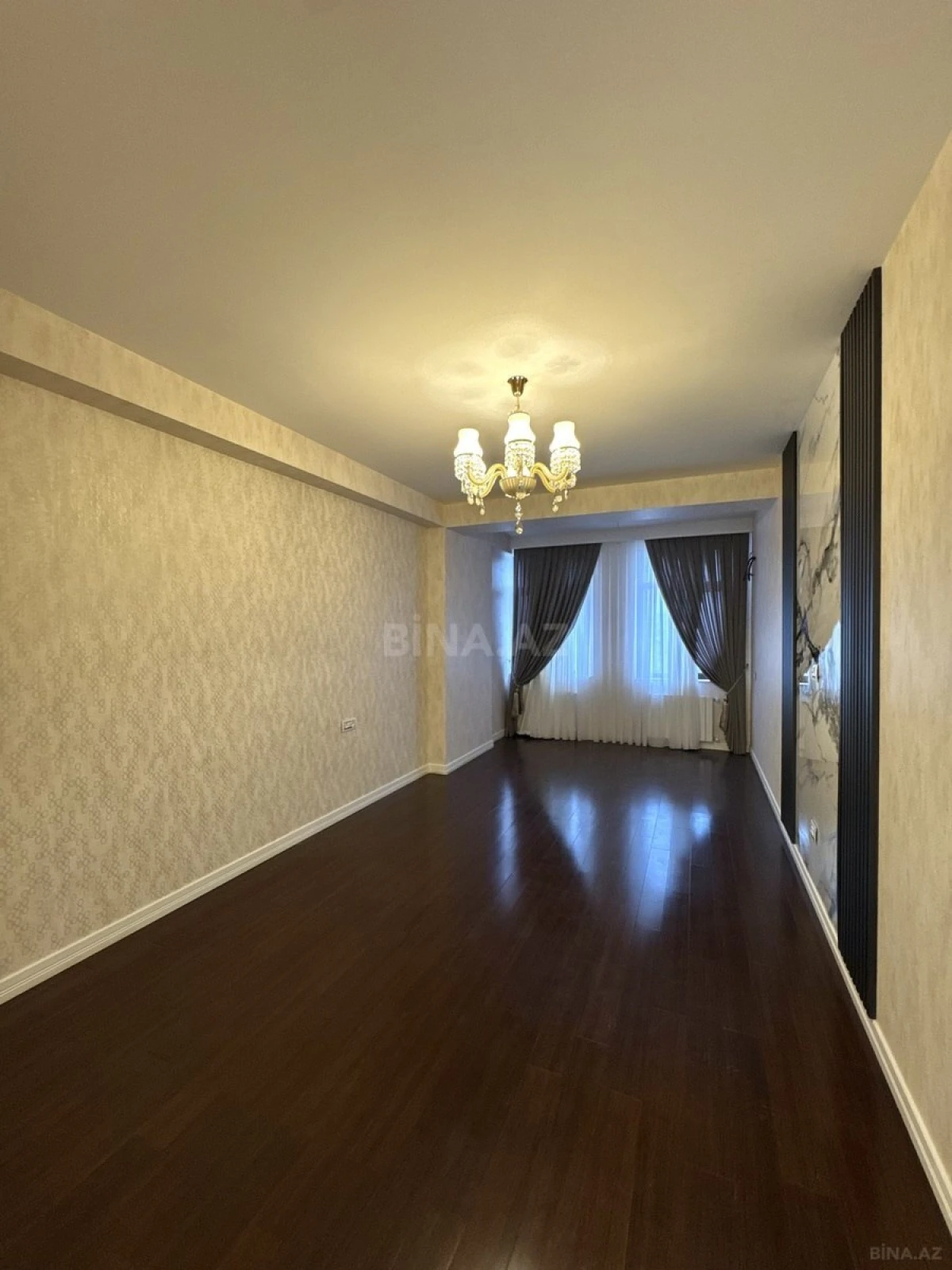 Satılır 4 otaqlı mənzil 215 m²