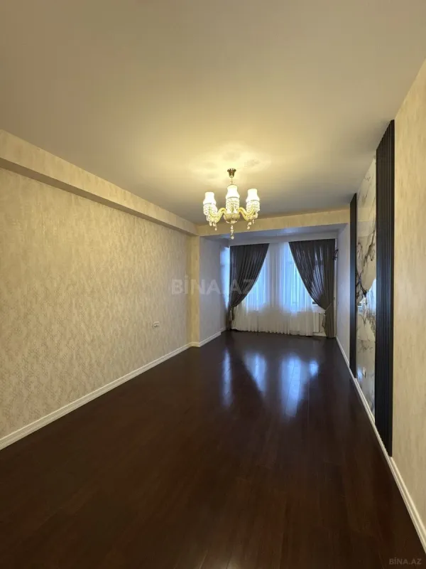 Satılır 4 otaqlı mənzil 215 m²