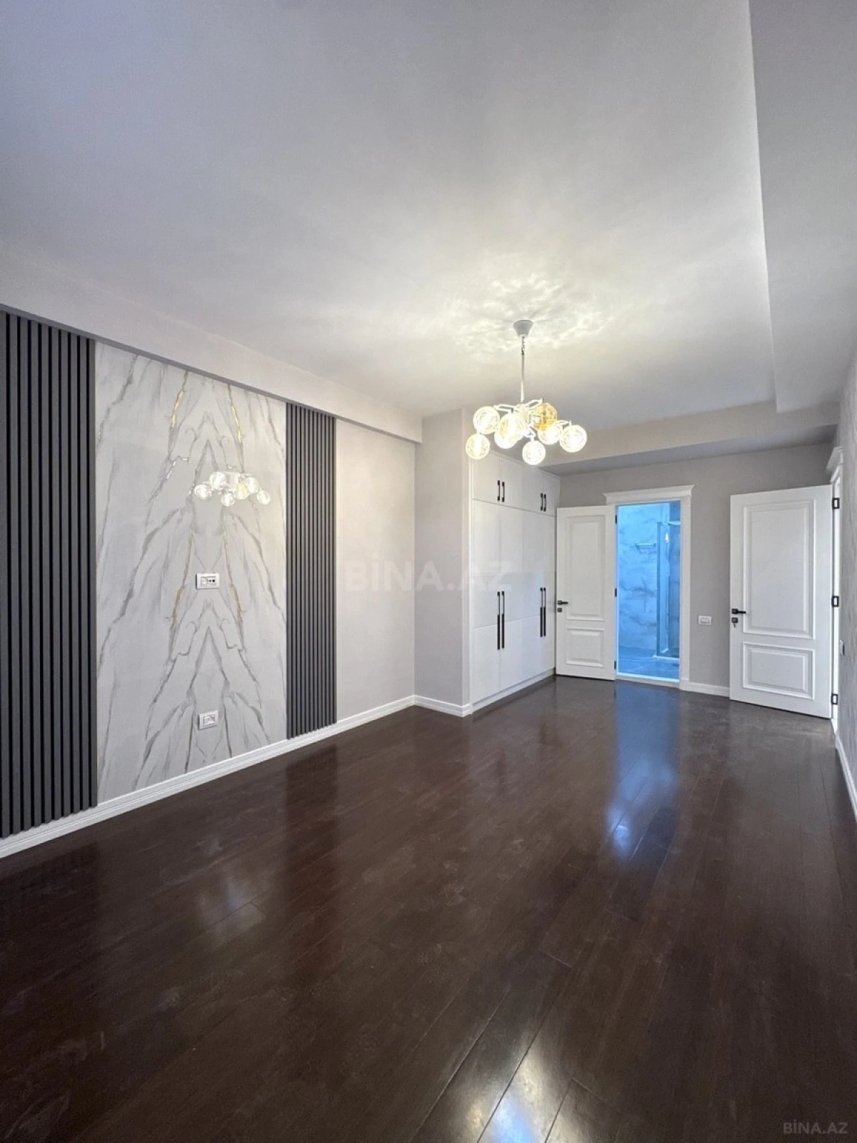 Satılır 4 otaqlı mənzil 215 m²