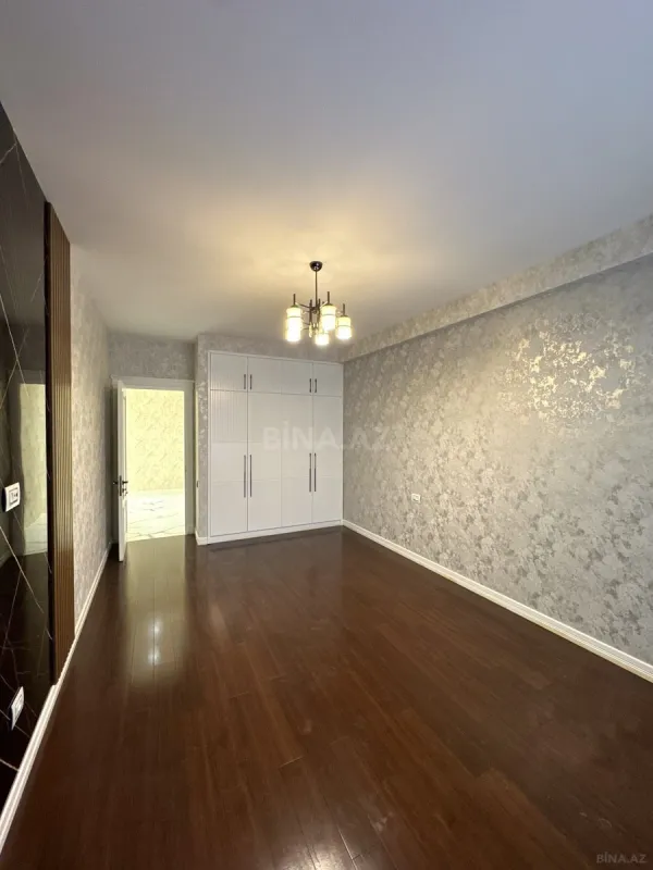 Satılır 4 otaqlı mənzil 215 m²