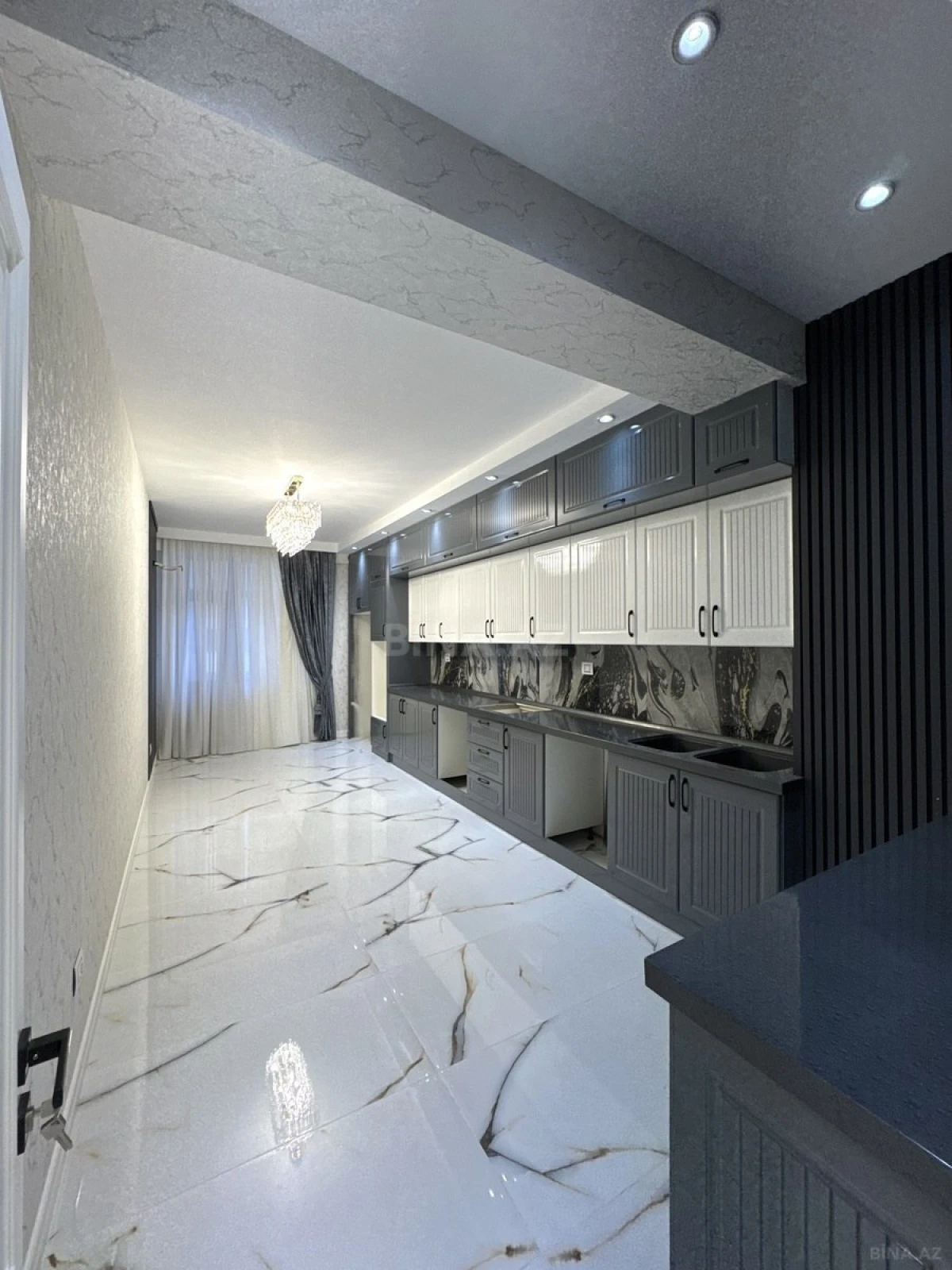 Satılır 4 otaqlı mənzil 215 m²