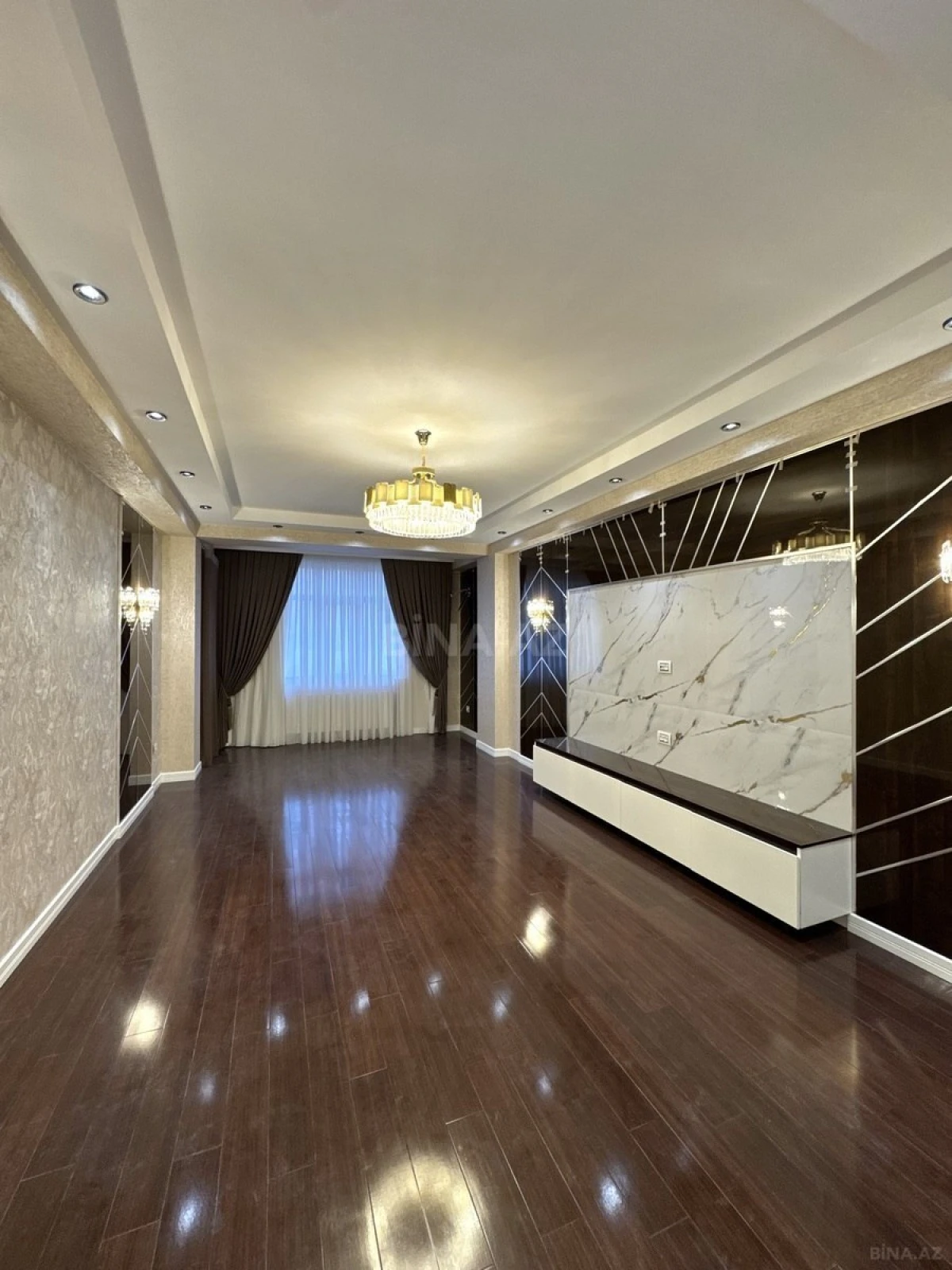 Satılır 4 otaqlı mənzil 215 m²