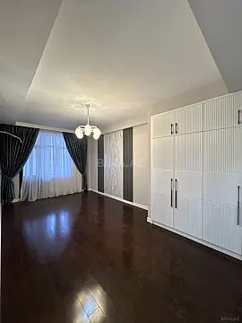 Satılır 4 otaqlı mənzil 215 m²