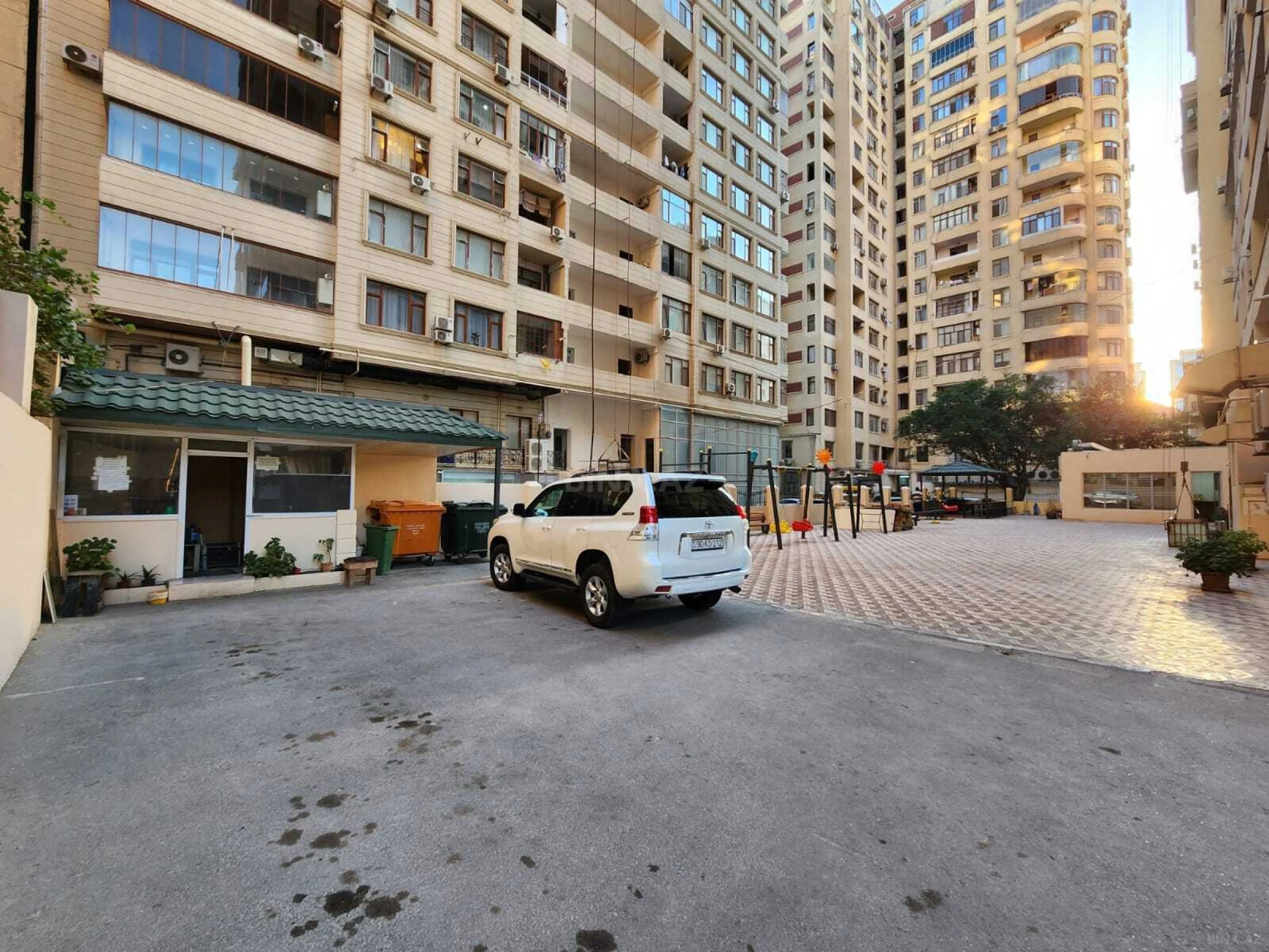 Satılır 4 otaqlı mənzil 160 m²