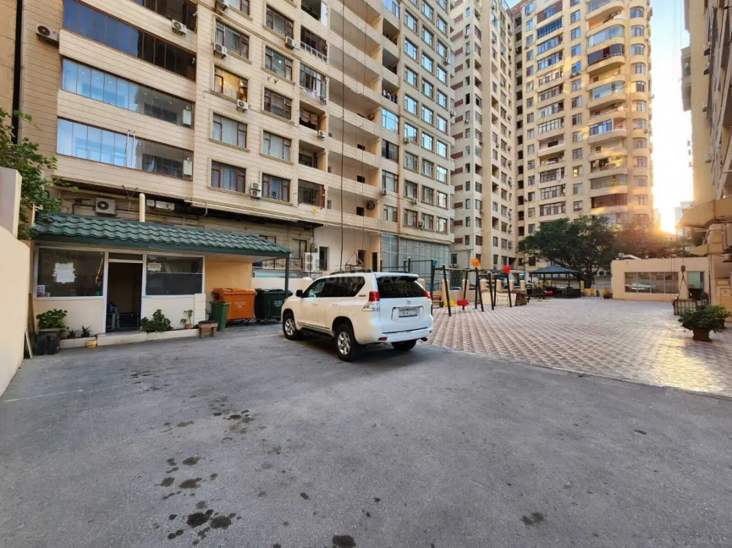 Satılır 4 otaqlı mənzil 160 m²