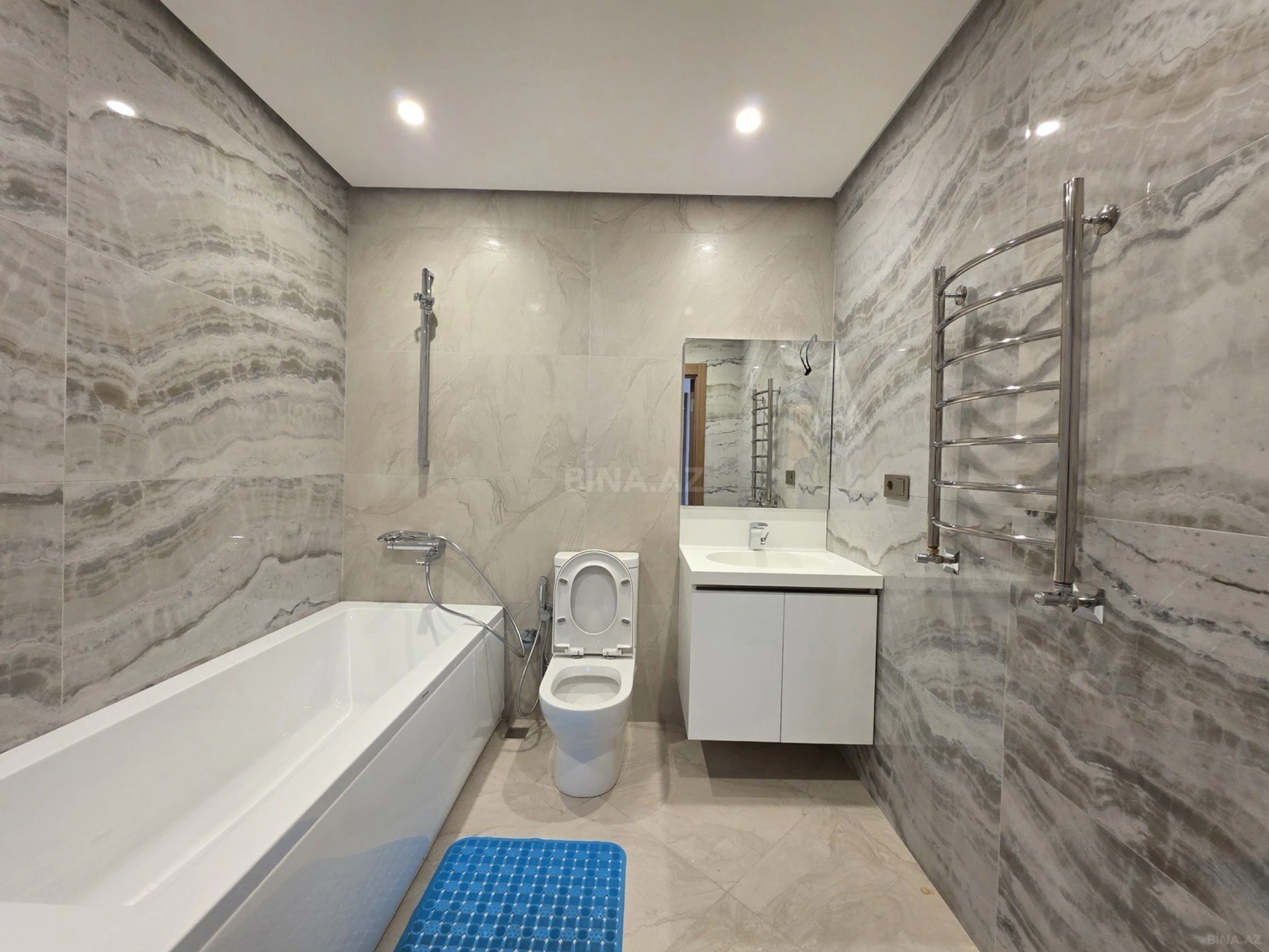 Kirayə verilir 4 otaqlı mənzil 210 m²