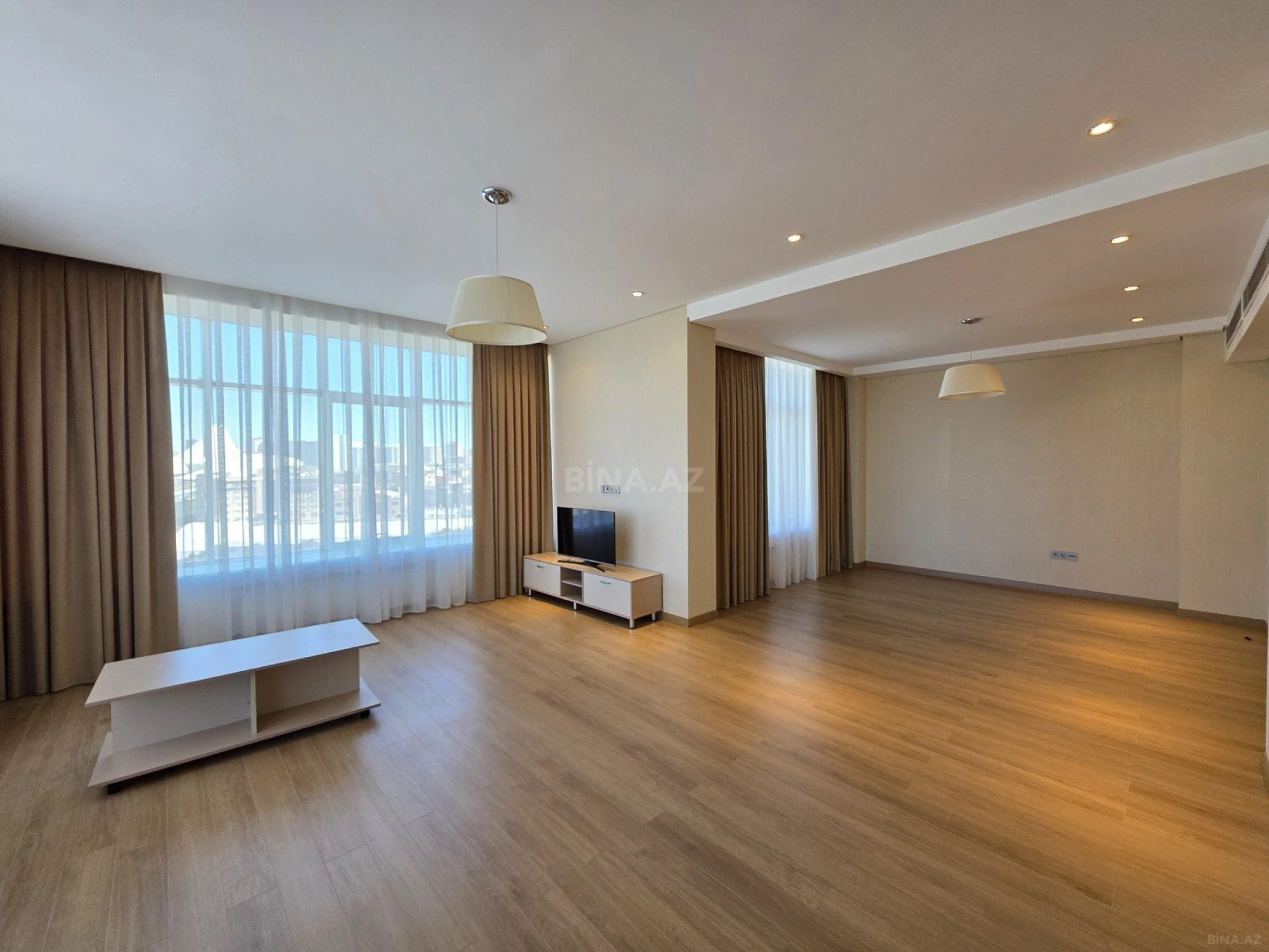 Kirayə verilir 4 otaqlı mənzil 210 m²
