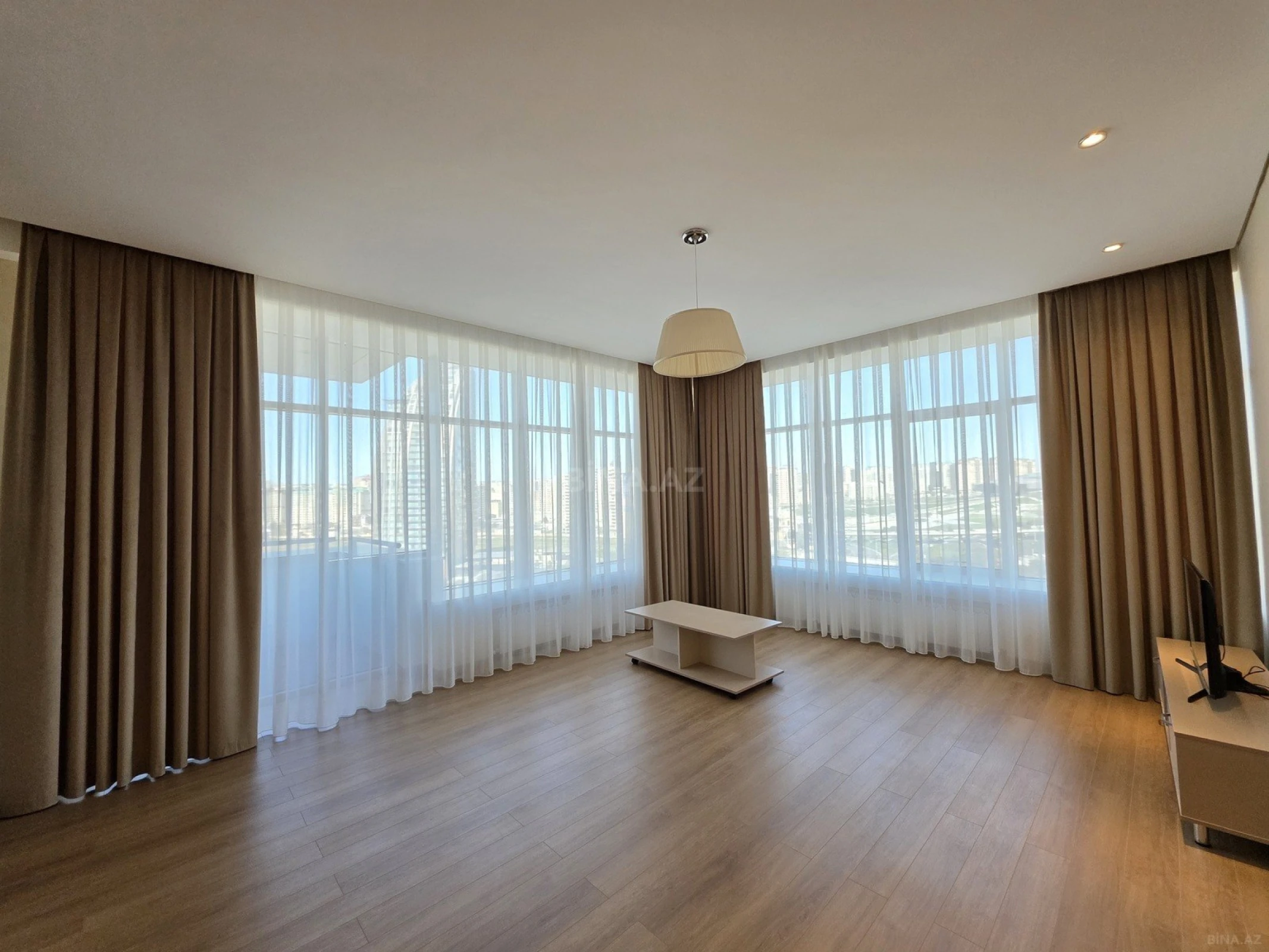 Kirayə verilir 4 otaqlı mənzil 210 m²