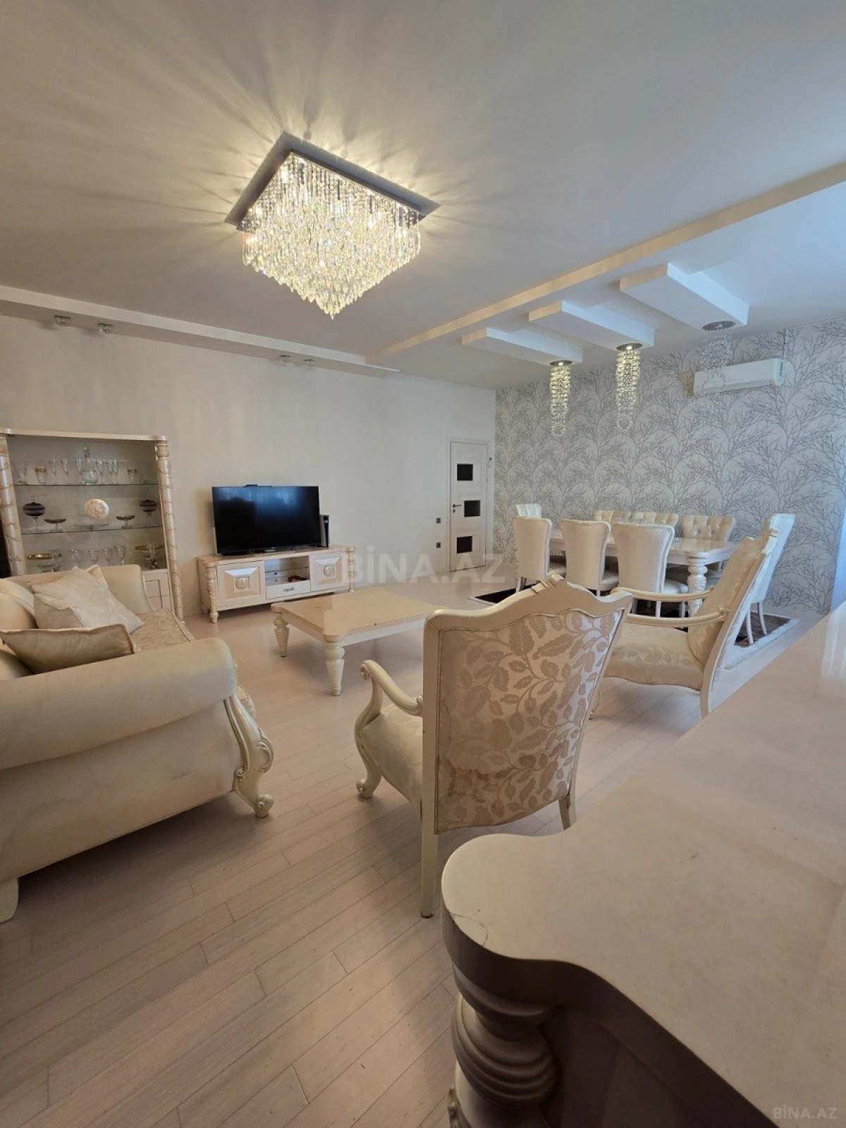 Satılır 3 otaqlı mənzil 130 m²