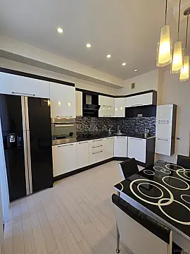 Satılır 3 otaqlı mənzil 130 m²