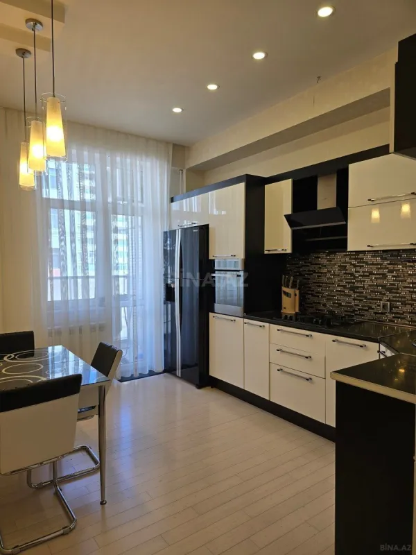 Satılır 3 otaqlı mənzil 130 m²