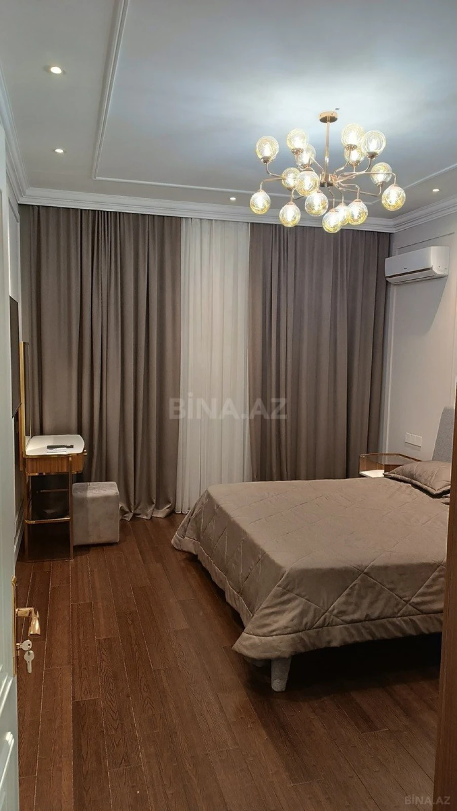 Satılır 3 otaqlı mənzil 148 m²
