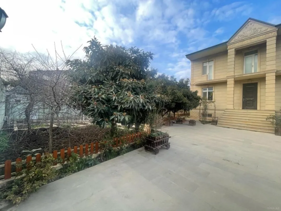Satılır 10 otaqlı həyət evi 425 m²