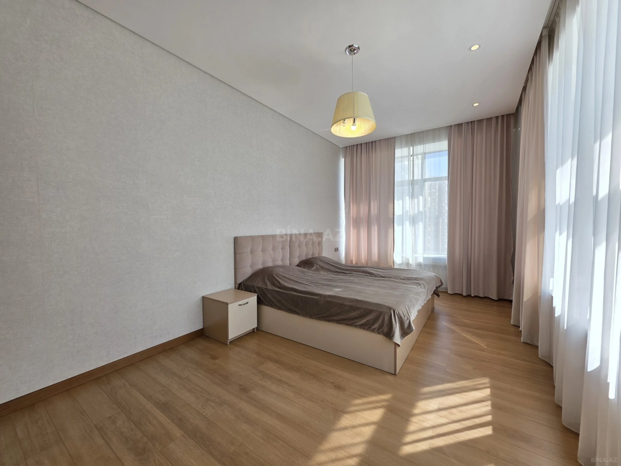 Kirayə verilir 4 otaqlı mənzil 180 m²