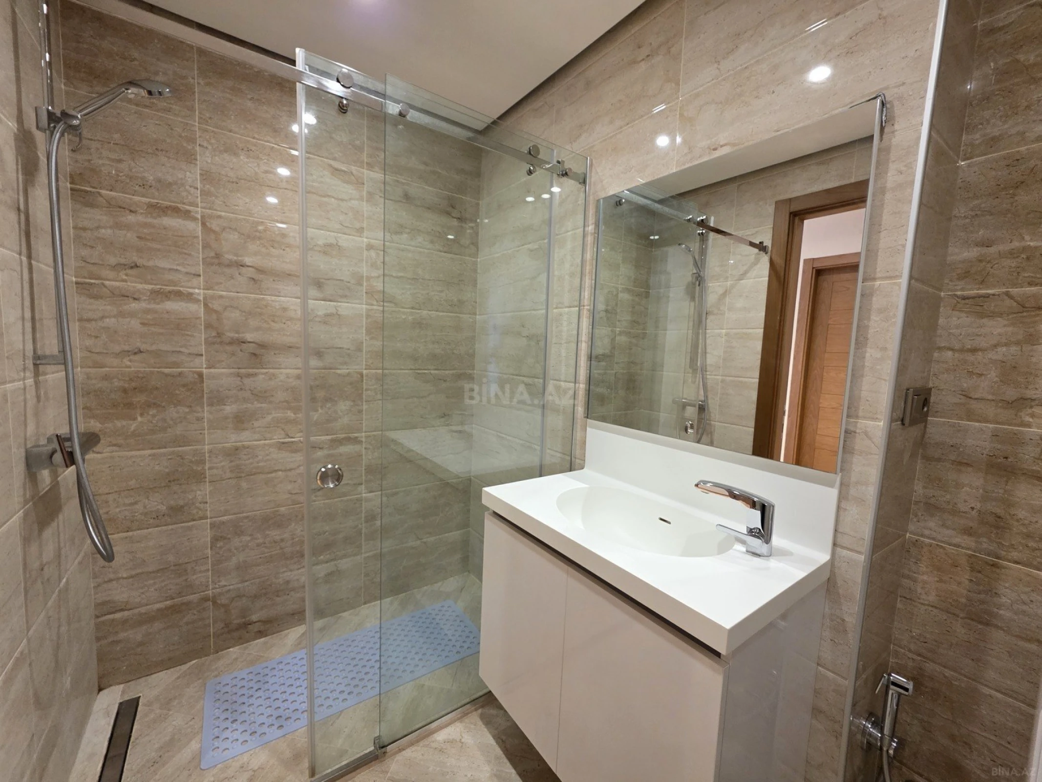 Kirayə verilir 4 otaqlı mənzil 180 m²