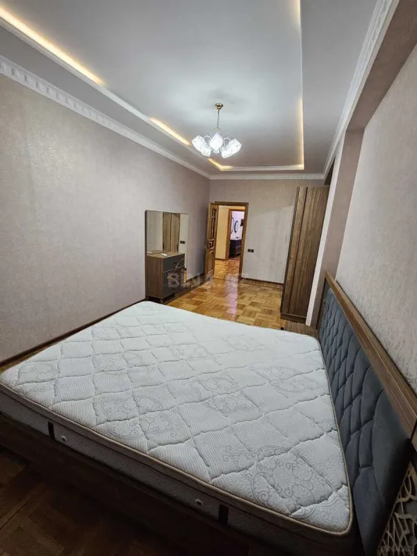 Kirayə verilir 2 otaqlı mənzil 93 m²