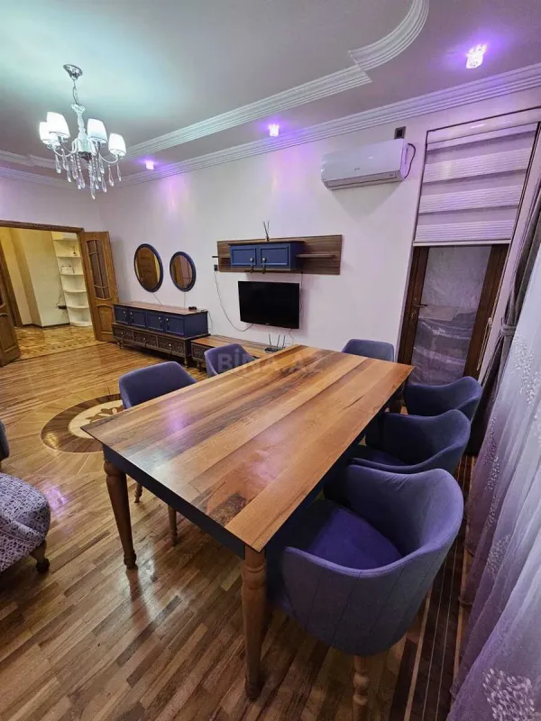 Kirayə verilir 2 otaqlı mənzil 93 m²