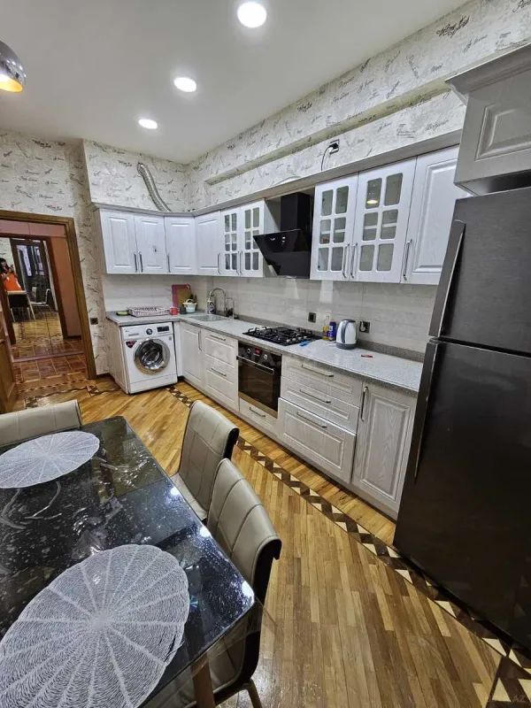 Kirayə verilir 2 otaqlı mənzil 93 m²