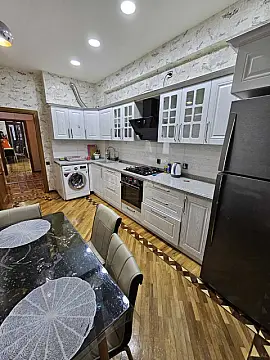 Kirayə verilir 2 otaqlı mənzil 93 m²