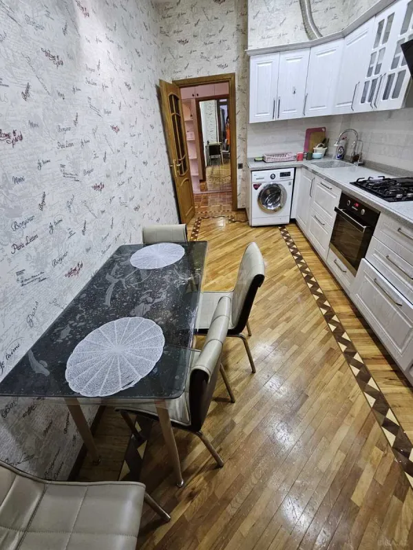 Kirayə verilir 2 otaqlı mənzil 93 m²