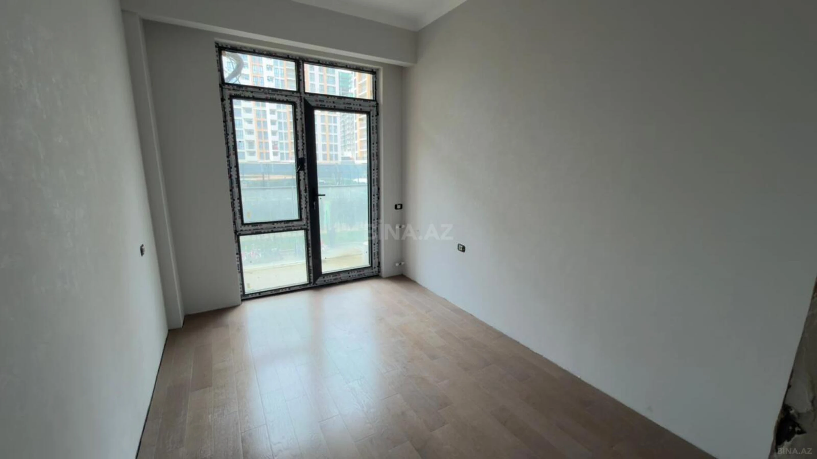 Satılır 4 otaqlı mənzil 122 m²