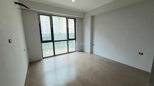 Satılır 4 otaqlı mənzil 122 m²