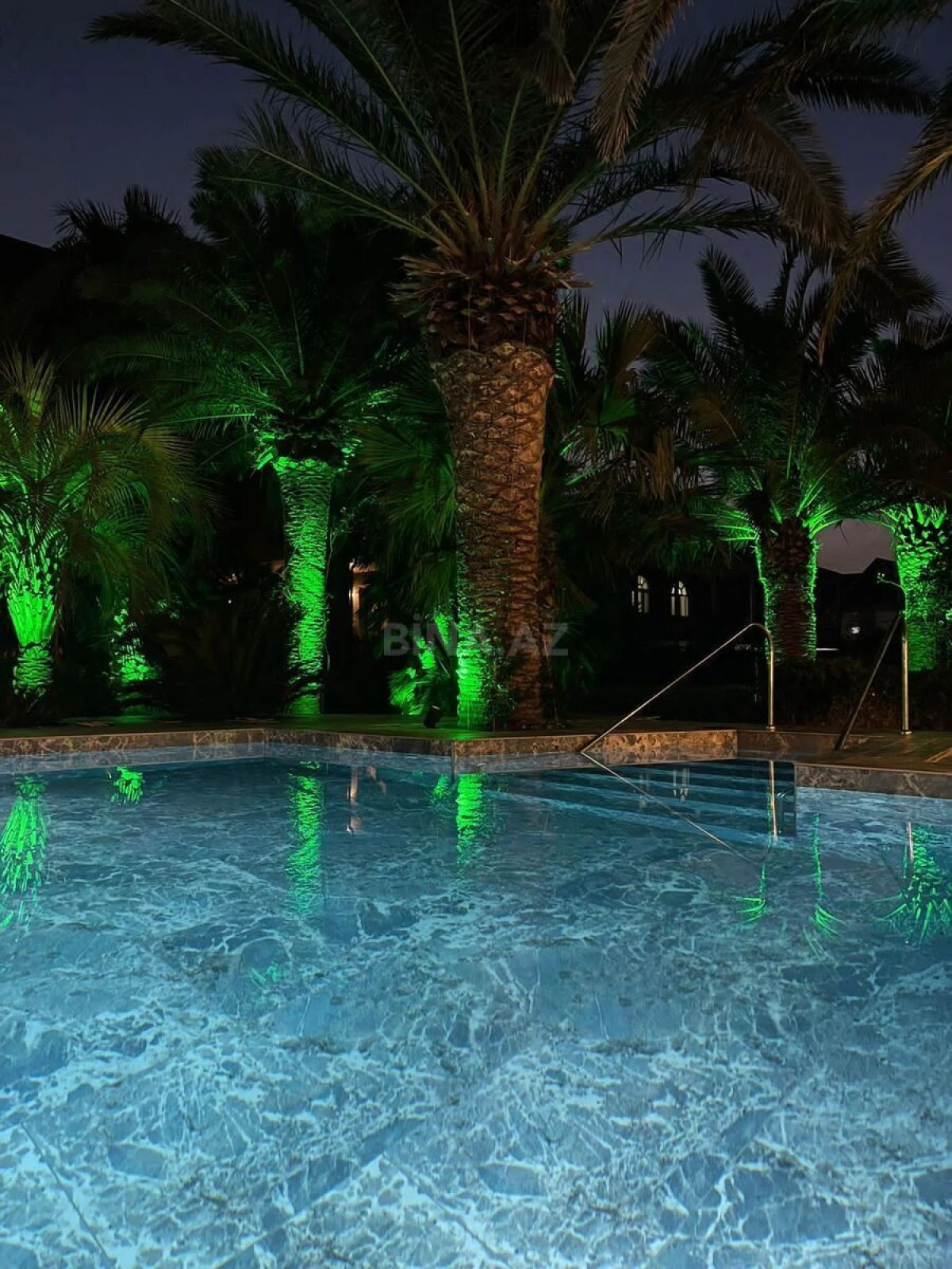 Kirayə verilir 8 otaqlı həyət evi 400 m²