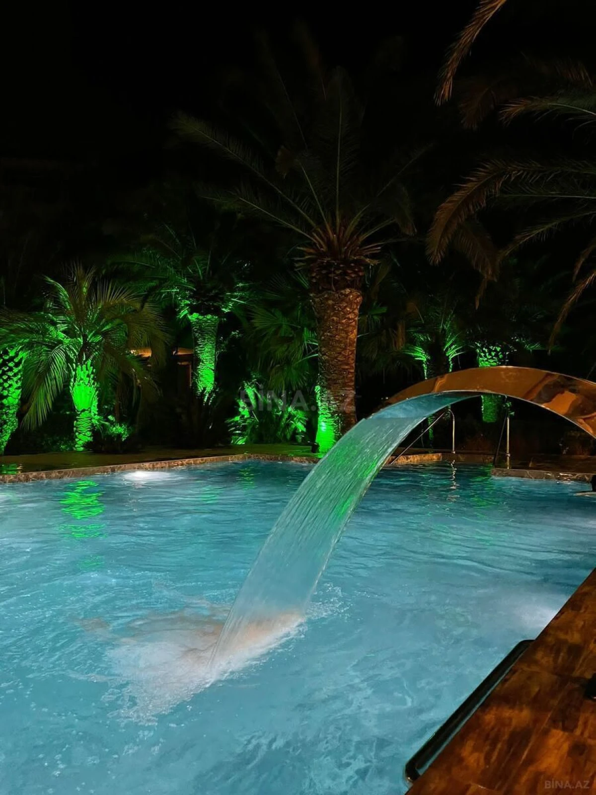 Kirayə verilir 8 otaqlı həyət evi 400 m²