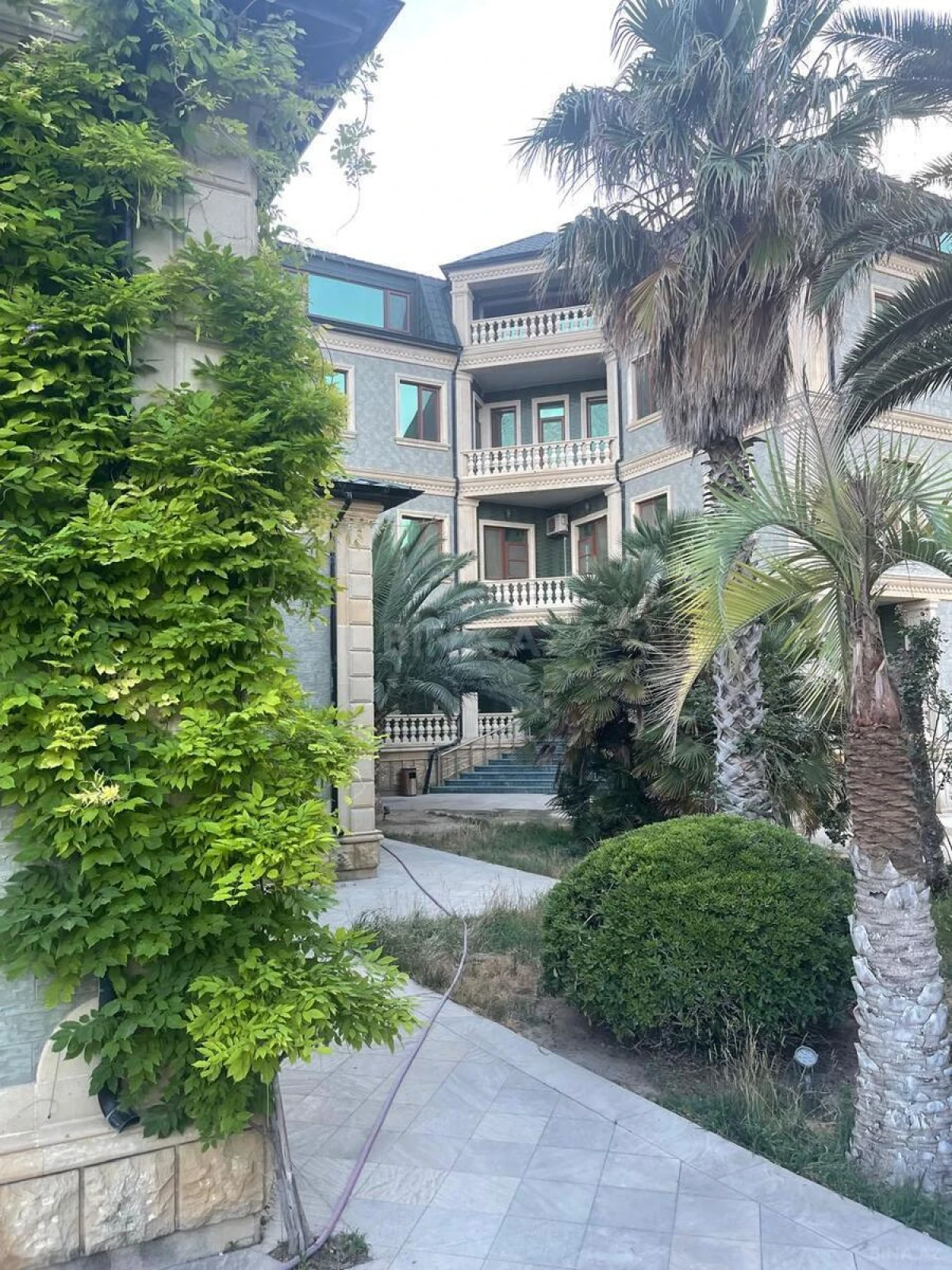 Kirayə verilir 8 otaqlı həyət evi 400 m²