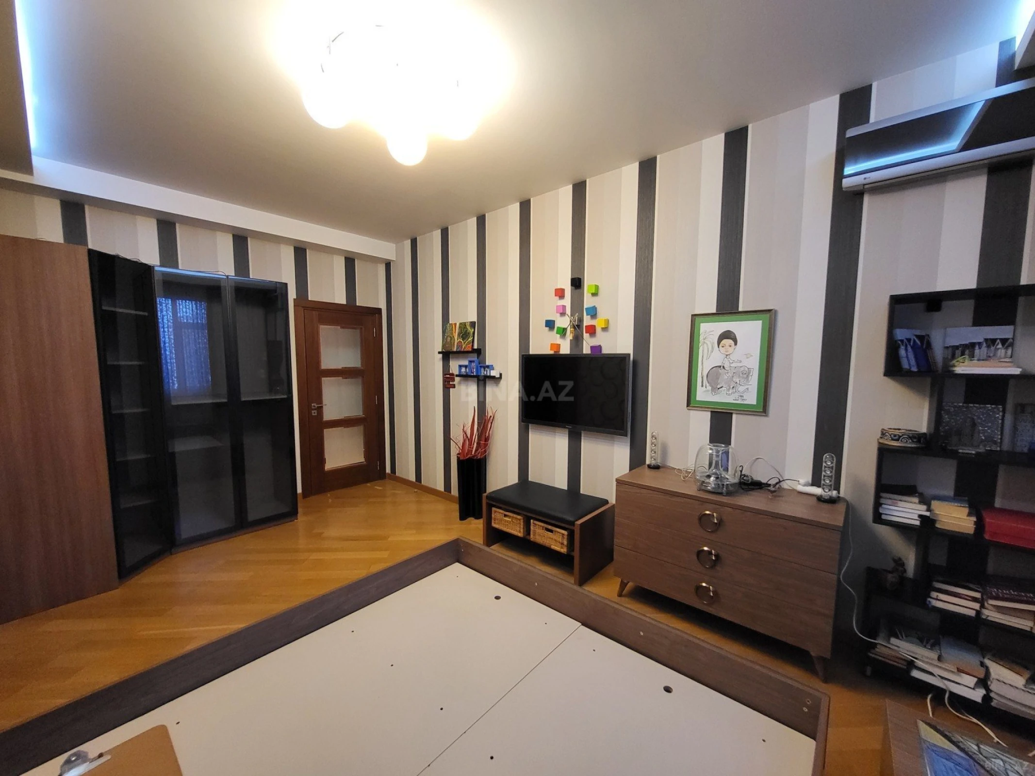 Satılır 4 otaqlı mənzil 164 m²