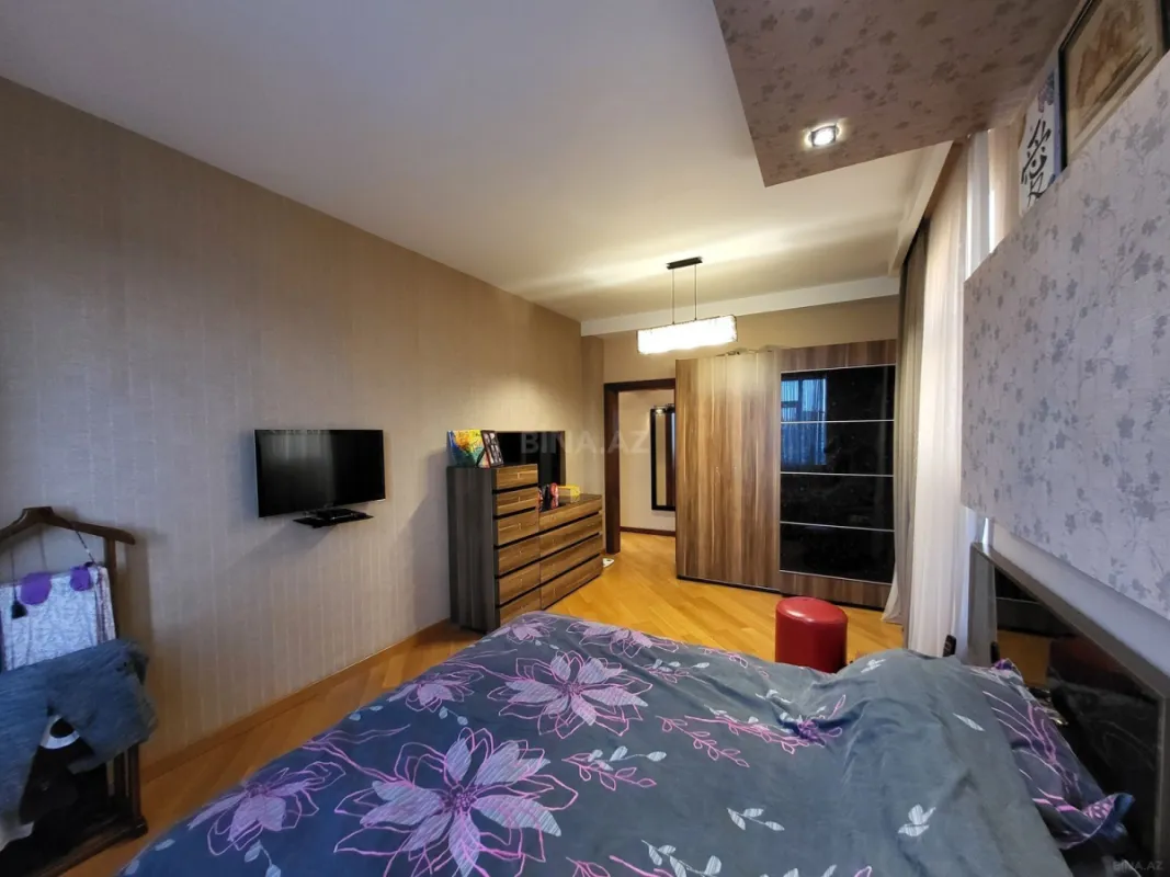 Satılır 4 otaqlı mənzil 164 m²