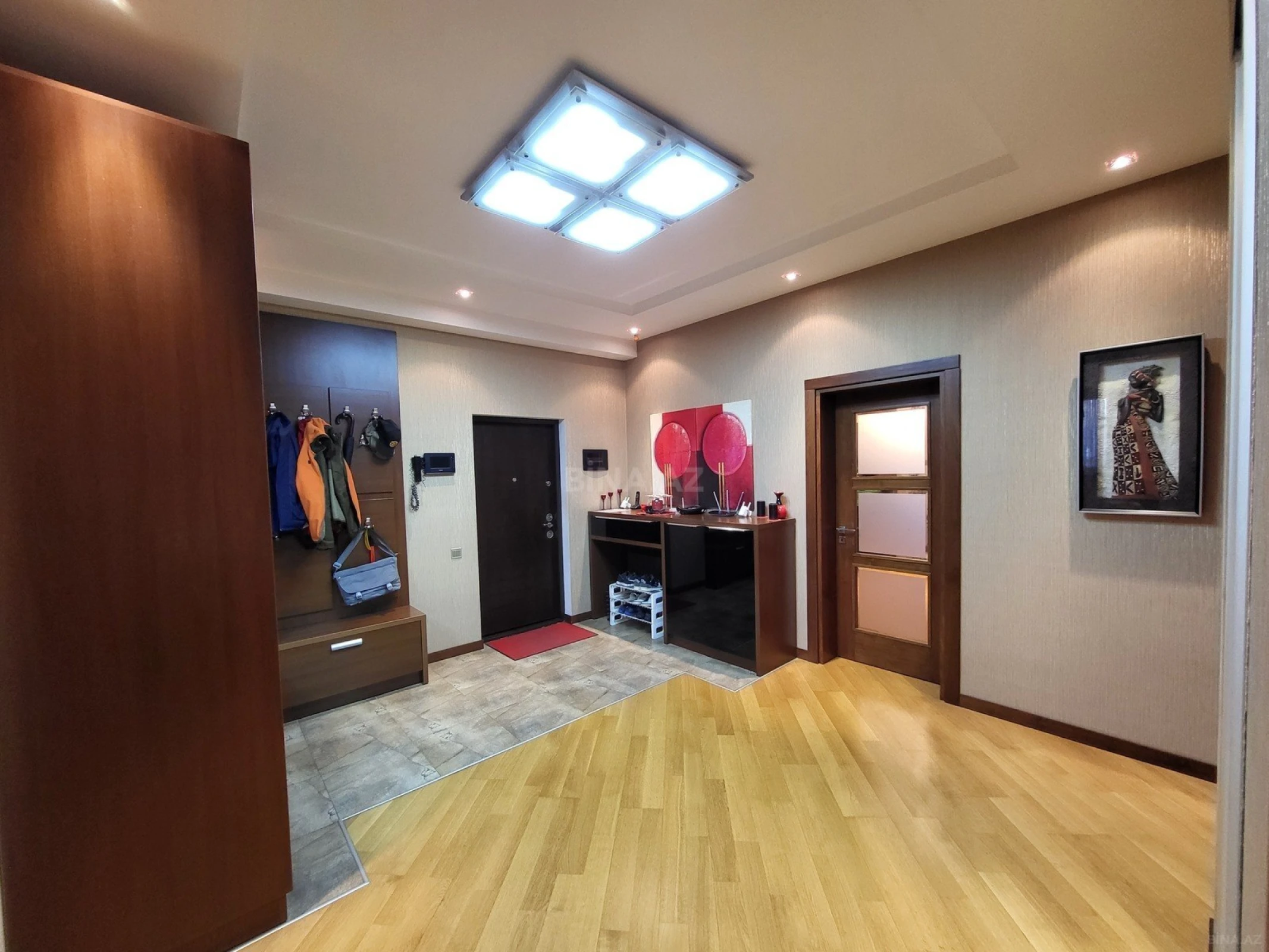 Satılır 4 otaqlı mənzil 164 m²