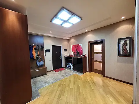 Satılır 4 otaqlı mənzil 164 m²