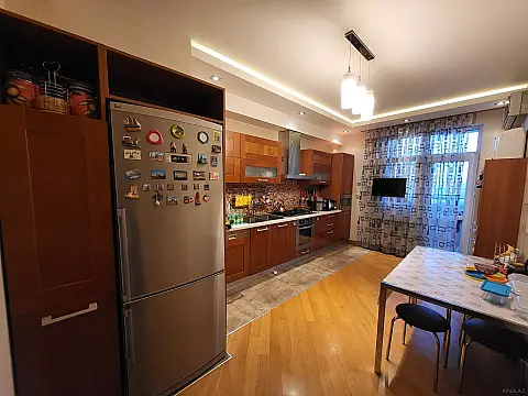 Satılır 4 otaqlı mənzil 164 m²
