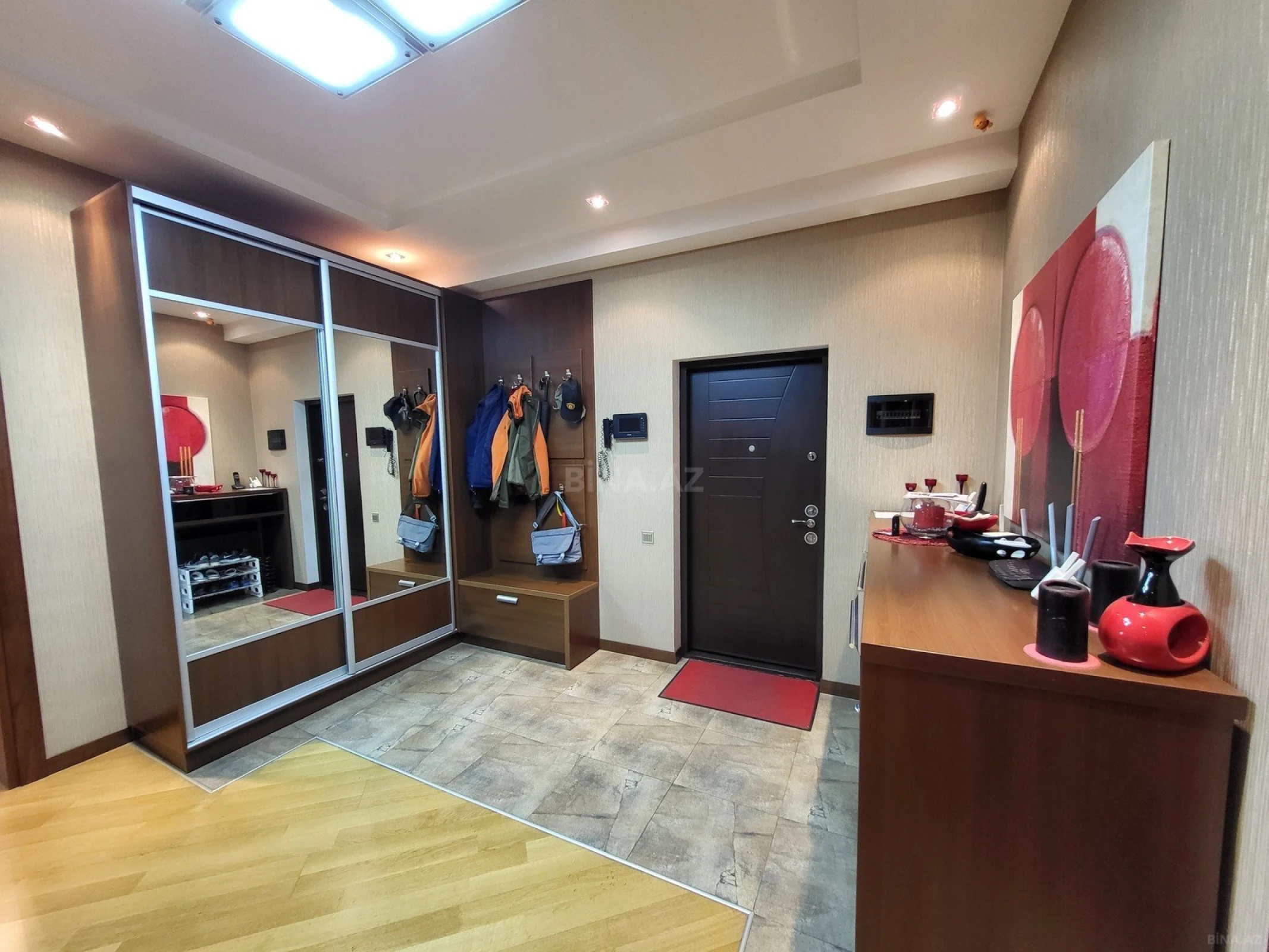 Satılır 4 otaqlı mənzil 164 m²