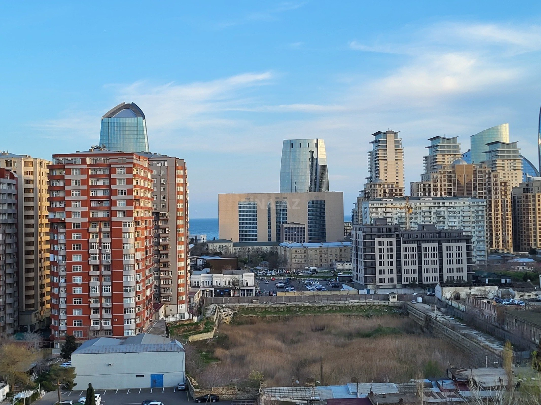 Satılır 4 otaqlı mənzil 164 m²