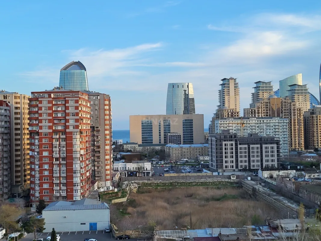 Satılır 4 otaqlı mənzil 164 m²