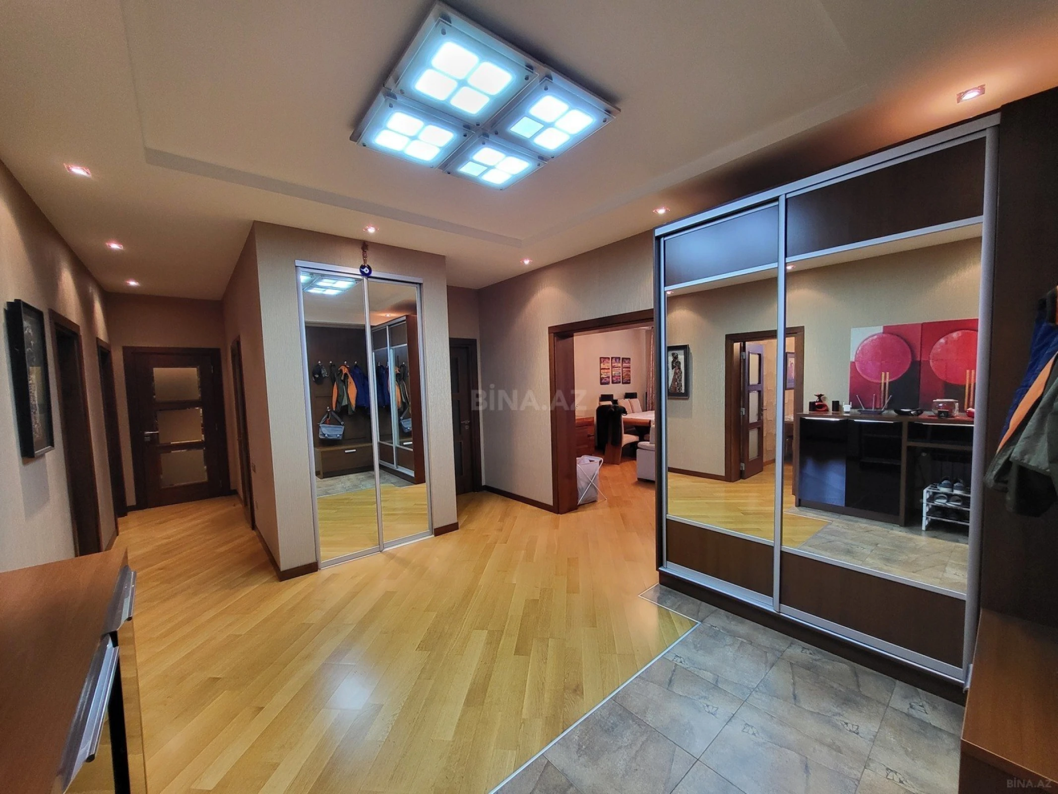 Satılır 4 otaqlı mənzil 164 m²